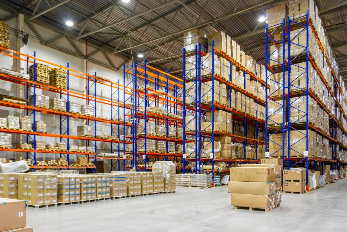 Warehouse met magazijnstellingen