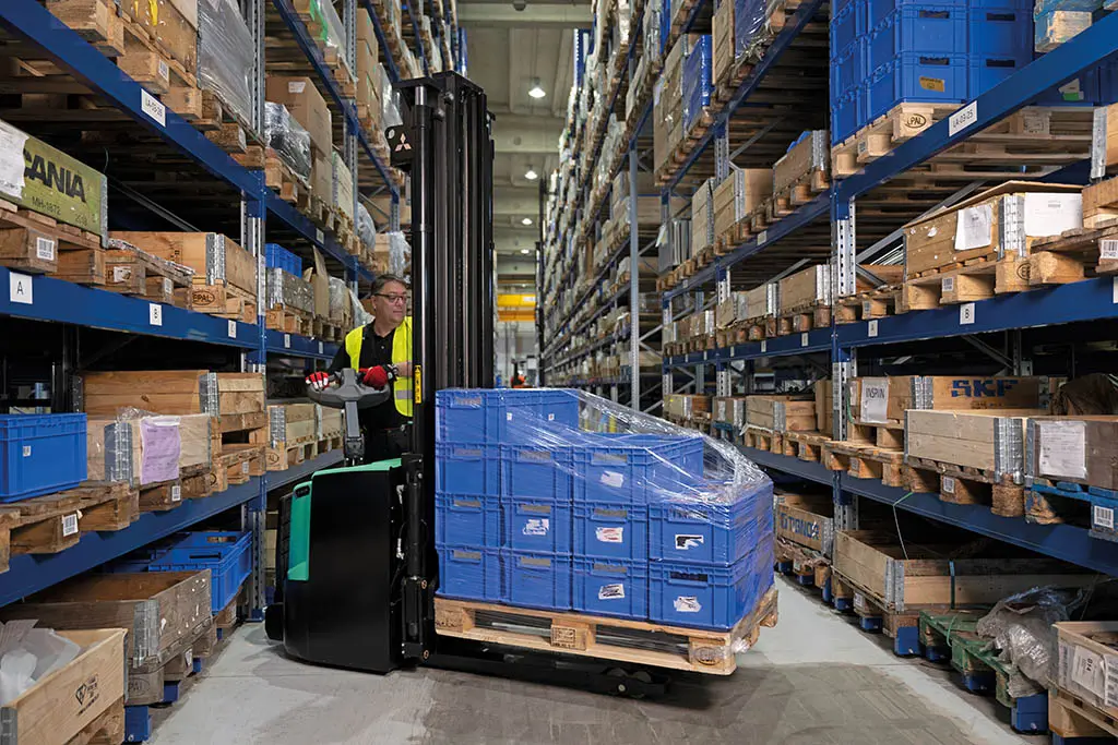 Medewerker aan het werk op een stapelaar van Logisnext