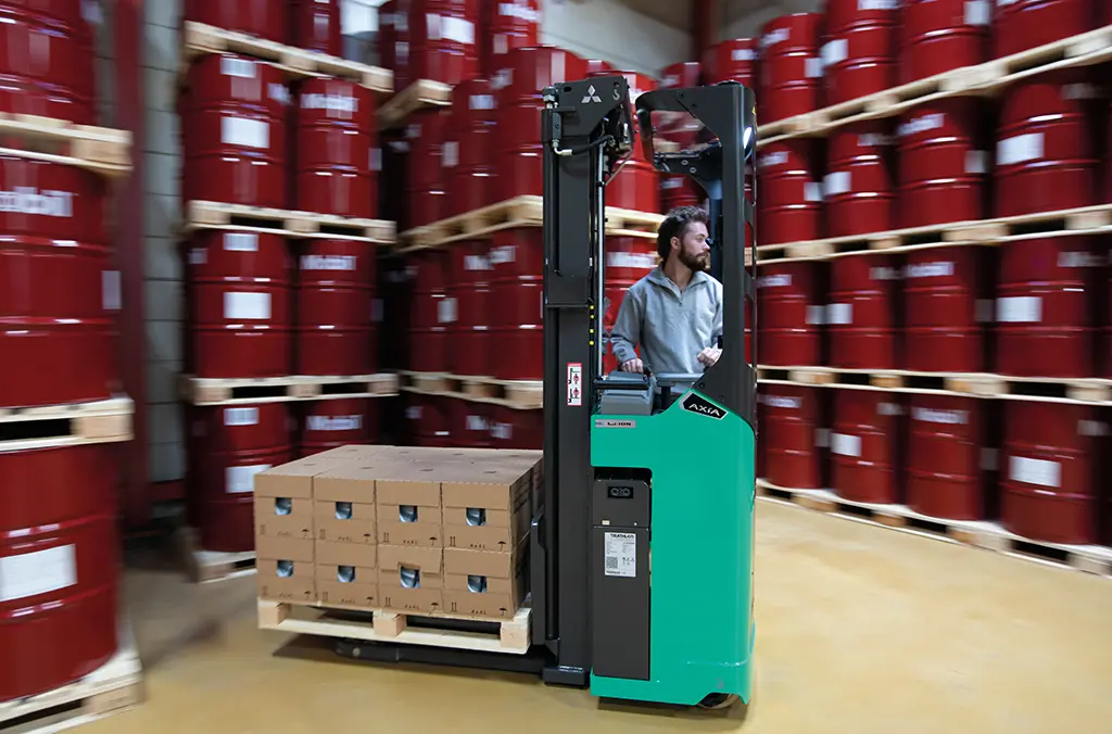 Medewerker aan het werk op een stapelaar van Logisnext