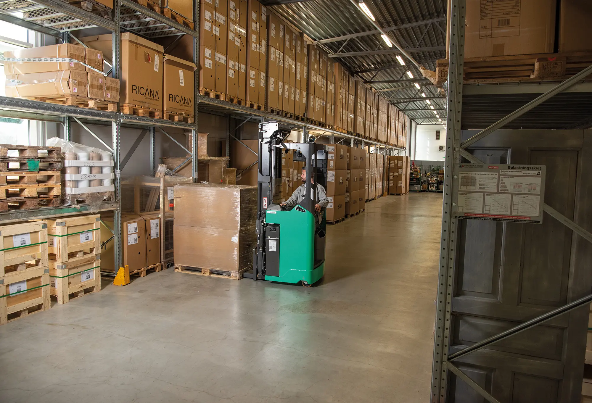 Medewerker aan het werk op een stapelaar van Logisnext