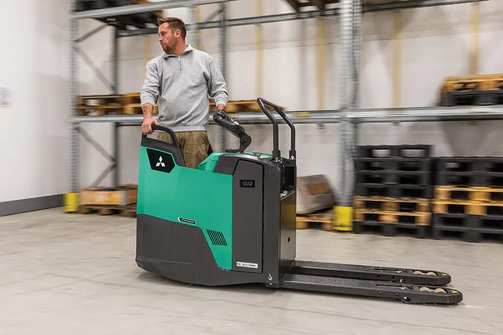 Logistiek medewerker werkt op de Elektrische pallet­truck van Logisnext