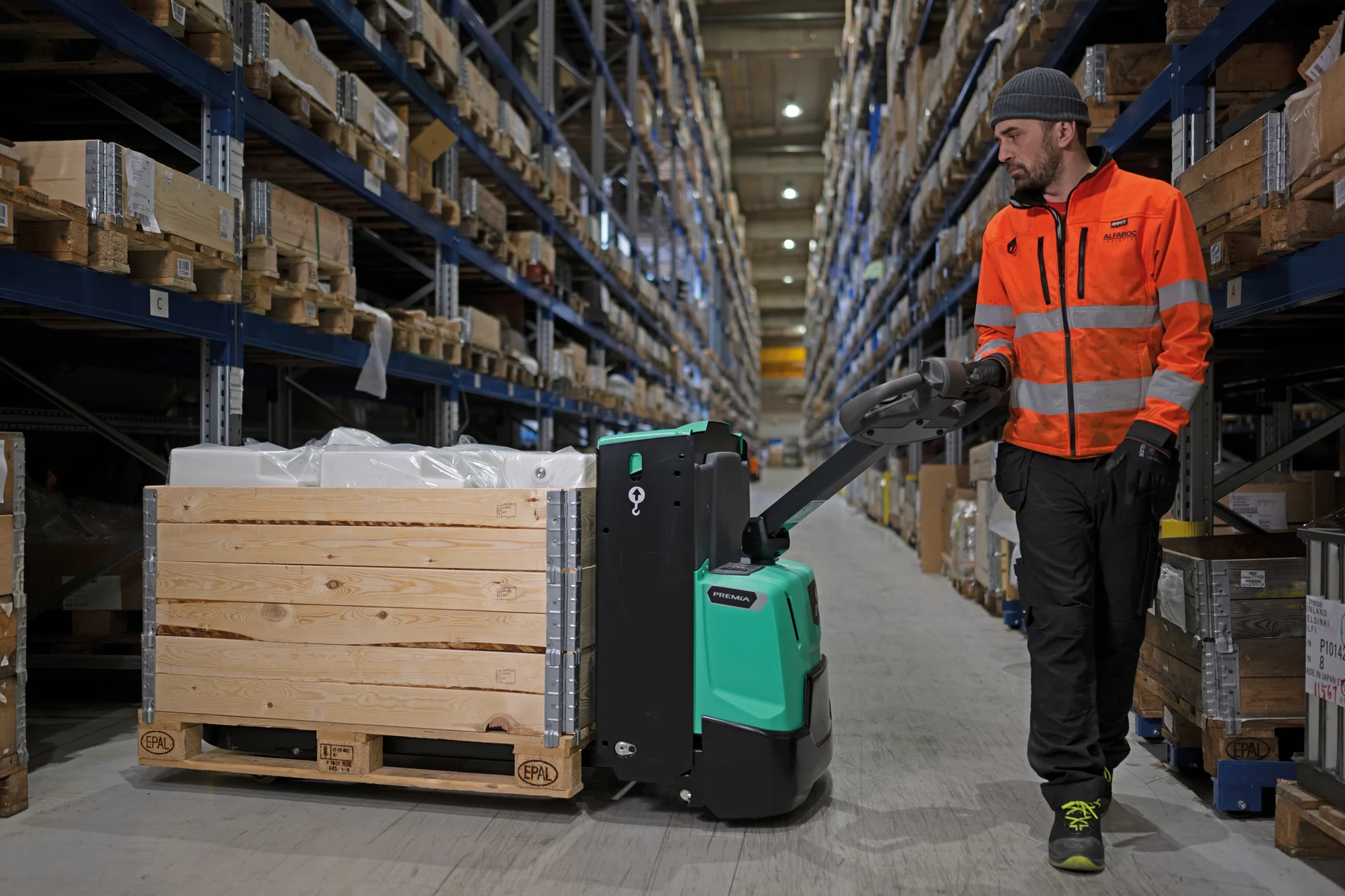 Elektrische pallet­trucks van Logisnext met logistiek medewerker