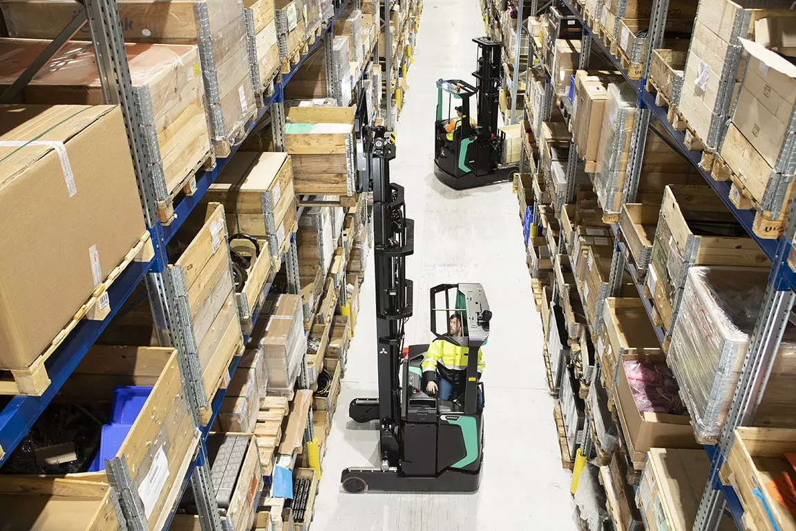 4-weg-reachtruck in het magazijn