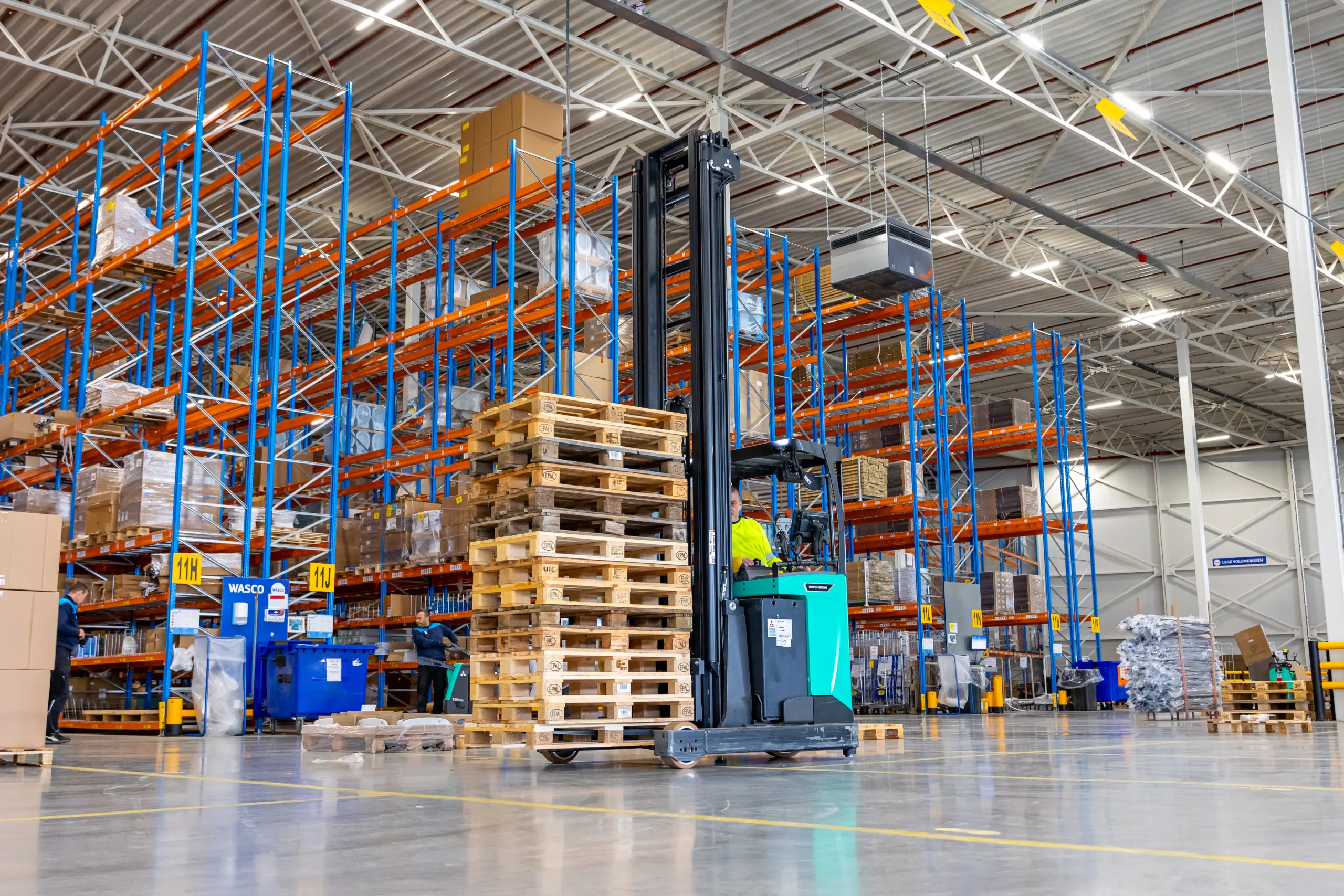Reachtruck met pallets