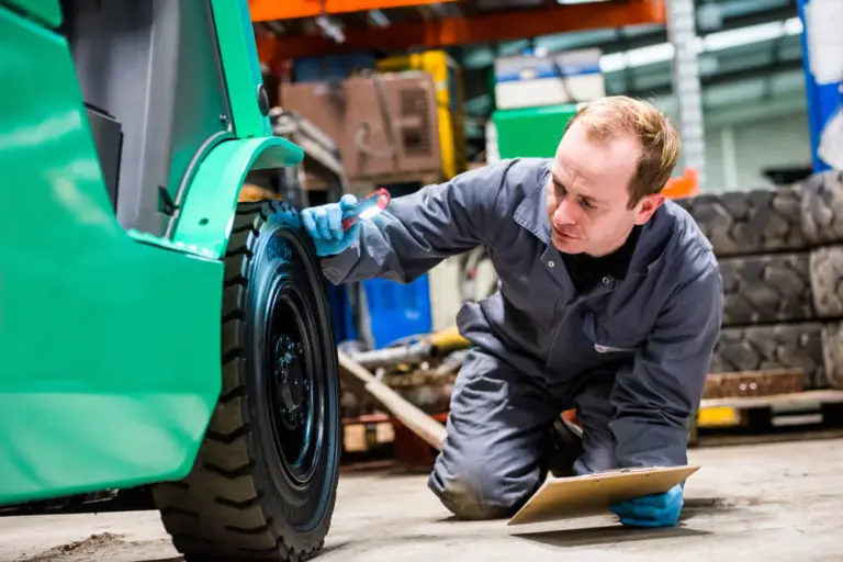 Heftruck service met een service monteur van Logisnext