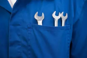 Mechanic-with-wrenches-in-pocket-at-the-repair-garage-1