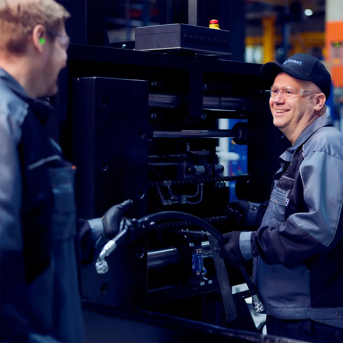 Service monteur van Logisnext aan het werk bij een AGV