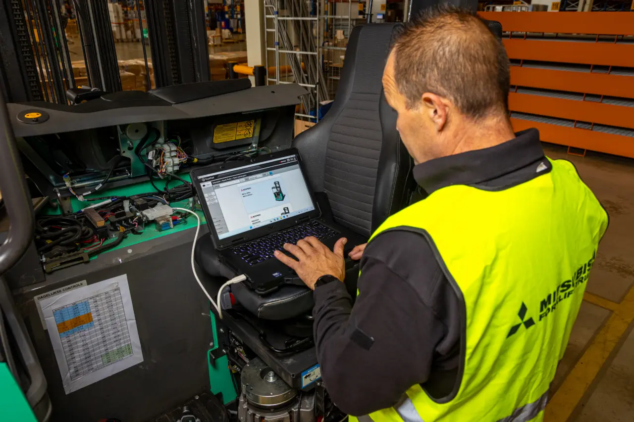 Service monteur van Logisnext aan het werk bij een truck