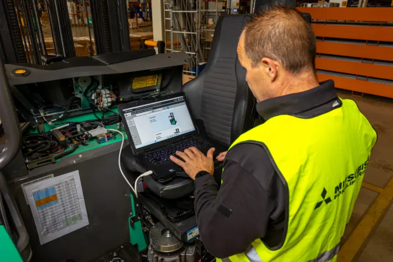 Service monteur van Logisnext aan het werk bij een truck